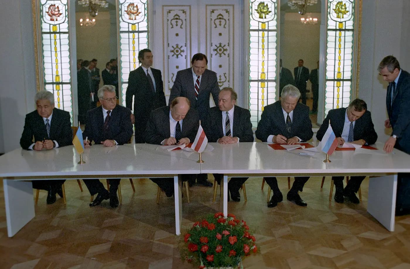 Leaders signing the agreement dissolving the USSR and founding the Commonwealth of Independent States in 1991