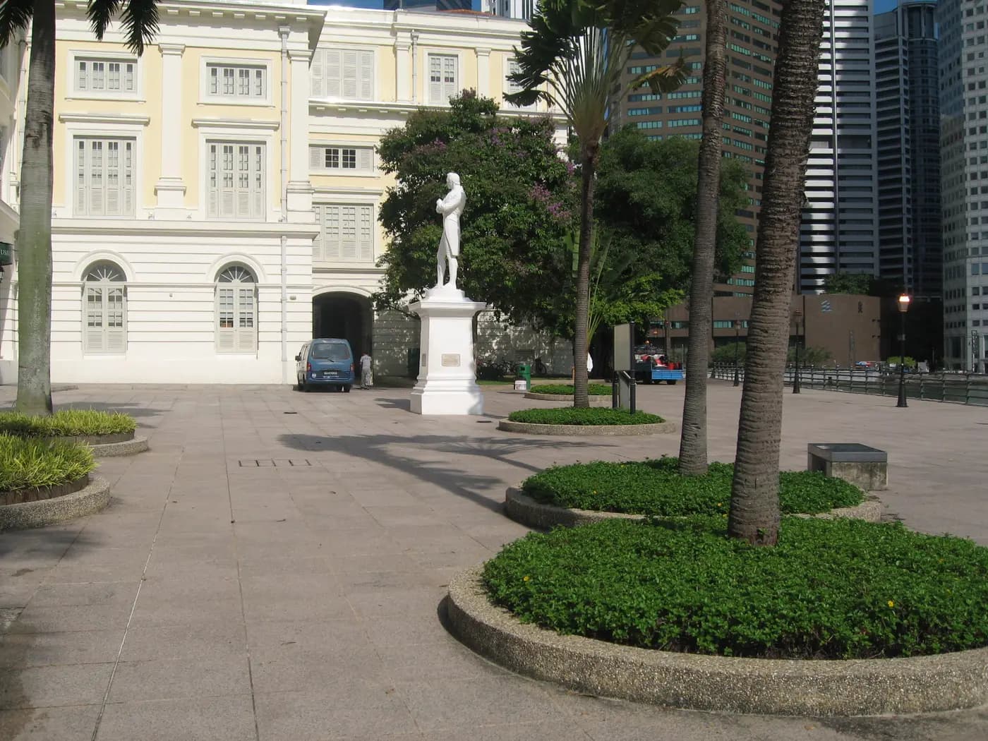 White statue of Stamford Raffles at the traditional landing site by the Singapore River