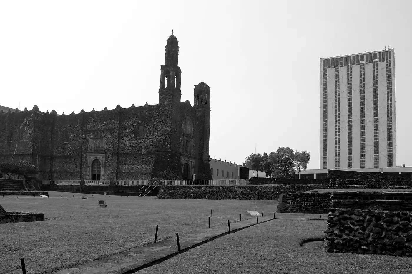 Plaza de las Tres Culturas: Aztec ruins, the colonial church of Santiago and the former Foreign Ministry tower